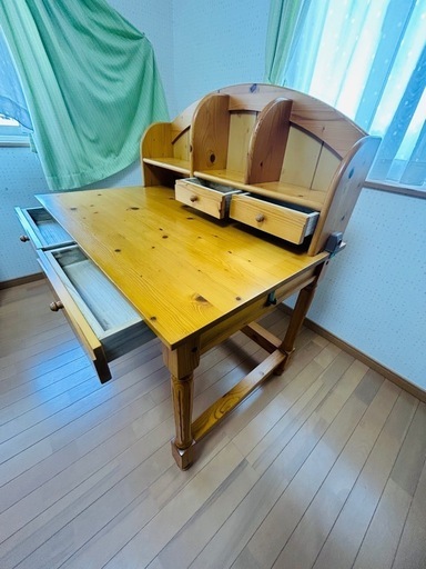 学習机とキャスター付きキャビネット