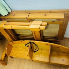 学習机とキャスター付きキャビネットの画像