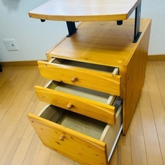 学習机とキャスター付きキャビネットの画像