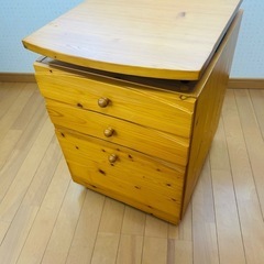 学習机とキャスター付きキャビネットの画像