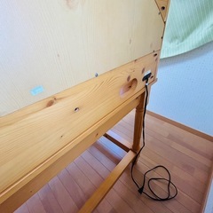 学習机とキャスター付きキャビネットの画像