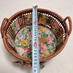 昭和レトロ品✨直径25cm円形可愛いとうのかご　レトロ花柄リボン付きの画像