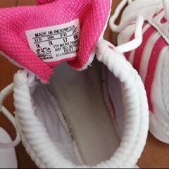 adidas スニーカーの画像