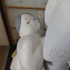 人形とガラスケースの画像