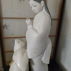 人形とガラスケースの画像
