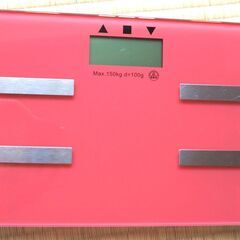 体重計　デジタル表示　軽量コンパクト　体脂肪率測定などもついています。