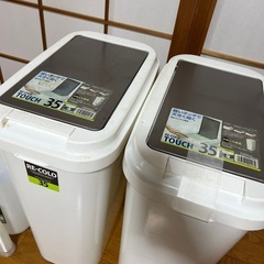 ★お引き取り者様確定いたしました★【無料でお譲りします】【引き取り希望】※35Lゴミ箱2個・20Lのタンク※の画像