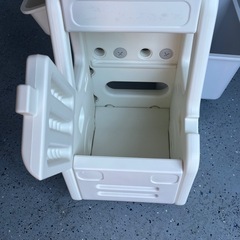トラック型おもちゃ収納棚の画像