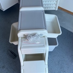 トラック型おもちゃ収納棚の画像