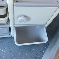 トラック型おもちゃ収納棚の画像