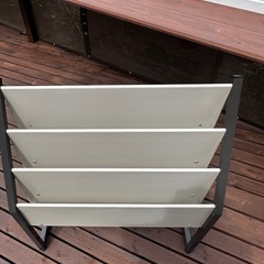 スチール製ブックスタンドの画像