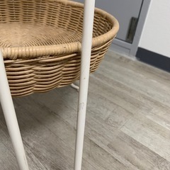 籐細工のサイドテーブルの画像