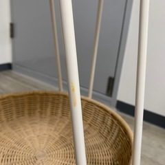 籐細工のサイドテーブルの画像