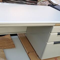 🔴山口市、事務机￥7800🔴ベージュ(ライトグレー)🔴幅1200mmの画像