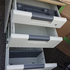 🔴山口市、事務机￥7800🔴ベージュ(ライトグレー)🔴幅1200mmの画像