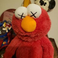 ユニクロUNIQLO×カウズKAWS×セサミSESAMEエルモぬいぐるみの画像