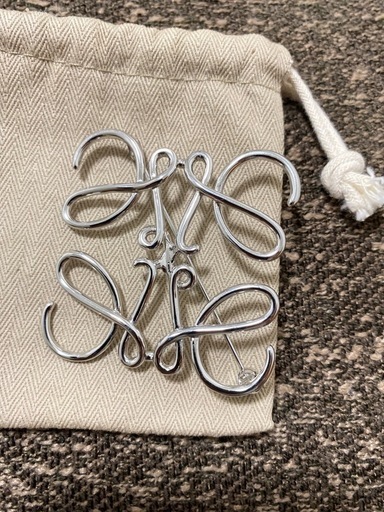 ロエベ　loewe ブローチ
