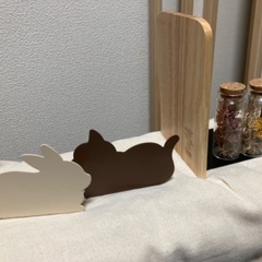 Seriaのブックスタンド（ねことうさぎ、木と鉄×2の4種）と3...
