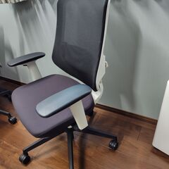 机用椅子　セリフト　マリンブルー&ブラック の2台／ぺルビックランバーサポート・稼働肘付／昇降式・キャスター付きの画像