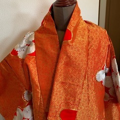 豪華 色打掛  鶴刺繍 赤 花嫁衣装 着物 成人式 打掛　結婚式　写真撮影　着付け　ウエディング 結婚式 和装 和式 昭和レトロ アンティーク リメイク ハギレ 生地 日本　レンタル可能　JAPAN の画像