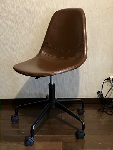 美品　週末お値下げ！使用 1年未満‼︎回転昇降式デスクチェア