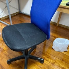 伸縮性デスクチェアの画像