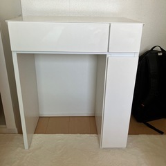 白い机