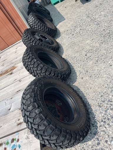 2トントラッククラス汎用ホイルにマッドタイヤセット。