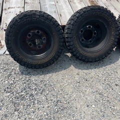 2トントラッククラス汎用ホイルにマッドタイヤセット。の画像