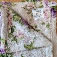 LAURA ASHLEYのひざ掛けバッグ付きの画像