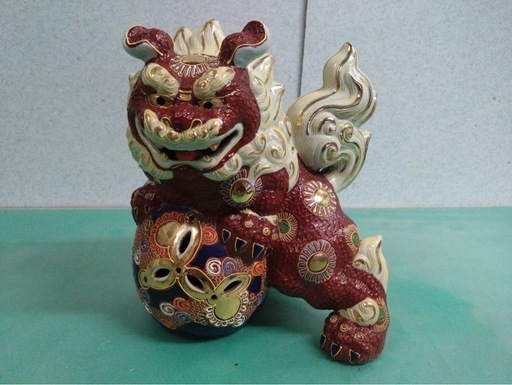 ● 九谷 八幡窯 玉乗り獅子 21×25cm 繊細 盛絵付け 金彩 玉獅子 縁起物 厄除け 魔除け  シーサー 招福 唐獅子 狛犬 置物 美品 ③