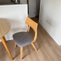 食卓一つと椅子二つの画像