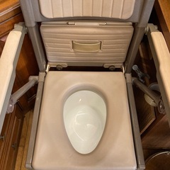 ポータブルトイレ 介護用品 ウチヱ たためーる 肘掛はねあげ バケツタイプ 丸洗いできるの画像