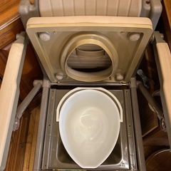 ポータブルトイレ 介護用品 ウチヱ たためーる 肘掛はねあげ バケツタイプ 丸洗いできるの画像