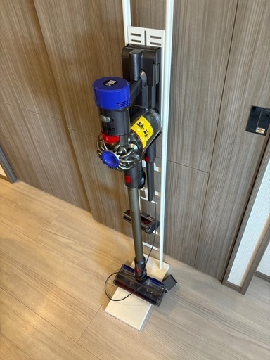 ダイソンSV10コードレスクリーナー　掃除機