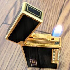 美品 VICTORY ガスライター　ゴールド＆ブラック　オニキス 骨董品レベル　蓋を開ける時のキーンという音が最高です。 いかなるネットで調べても同品はまず出てこないと思います。の画像