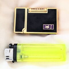 美品 VICTORY ガスライター　ゴールド＆ブラック　オニキス 骨董品レベル　蓋を開ける時のキーンという音が最高です。 いかなるネットで調べても同品はまず出てこないと思います。の画像