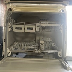 The dishwasher is in very good condition.の画像
