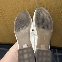 美品ベージュパンプスの画像