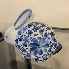 うさぎの置き物【兎と花】の画像