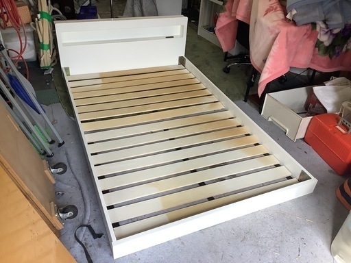 【リサイクルサービス八光】幅125.5㎝　ホワイト　1口コンセント・照明付きセミダブルベッド　ロータイプ(枠のみ)