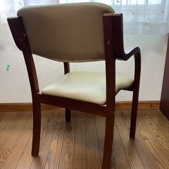 肘置き付き椅子の画像