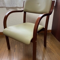 肘置き付き椅子の画像