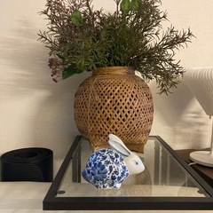 うさぎの置き物【兎と花】の画像