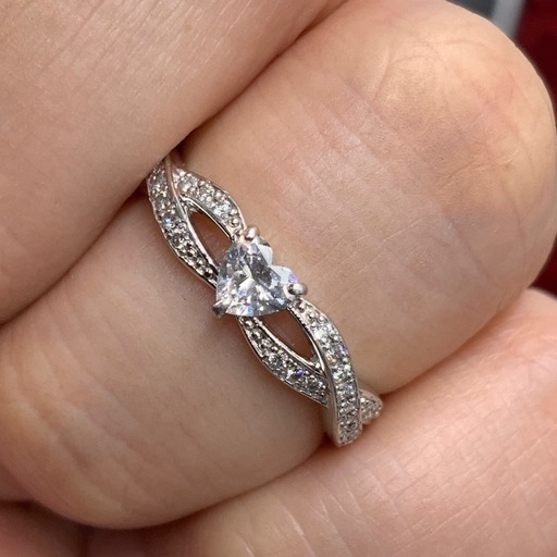 pt900 プラチナ900 ダイヤモンドリング　ハートシェイプ　3.8g 鑑定書付　（中央宝石研究所）