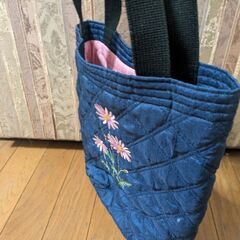 美品✨️花の刺繍柄　手提げかばんの画像