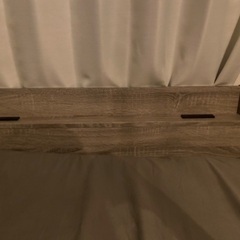 グレー木目のシングルベッドの画像