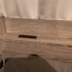 グレー木目のシングルベッドの画像