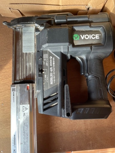 VOICE 充電式 エアタッカ タッカー ネイラー 18Vバッテリー（2.0Ah） 充電器セット ステープル 仕上釘 兼用