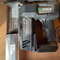 VOICE 充電式 エアタッカ タッカー ネイラー 18Vバッテリー（2.0Ah） 充電器セット ステープル 仕上釘 兼用の画像
